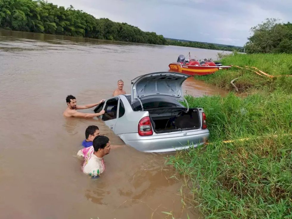 Perdido na cidade, motorista cai com carro em Rio