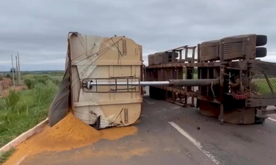Carreta com carga de farelo de milho tomba na MS-276 com a MS-480 em Anaurilândia