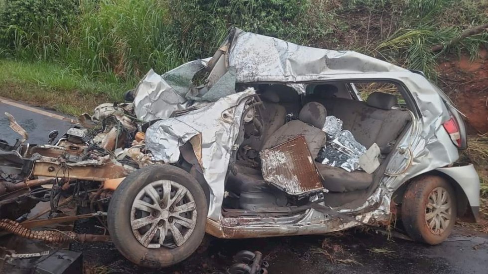Acidente entre carreta e carro deixa uma vítima fatal na SP -613