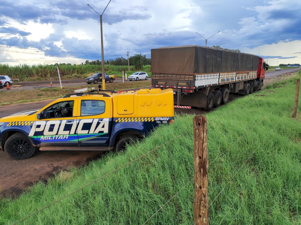 PMR prende homem conduzindo carreta roubada no Paraná, e vitima de sequestro