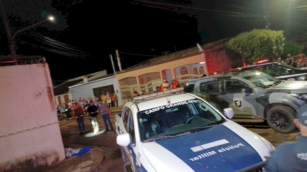 Homem é executado a tiros em frente de casa