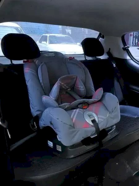 Bebê morre após ser esquecido dentro de carro