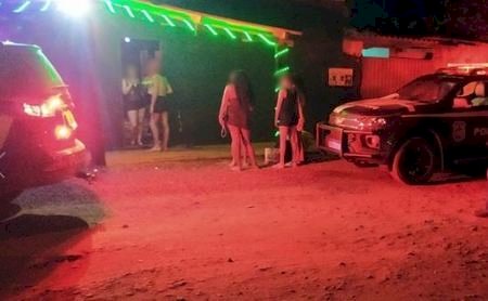 Ex-companheiro ataca mulher pelas costas com taco de sinuca