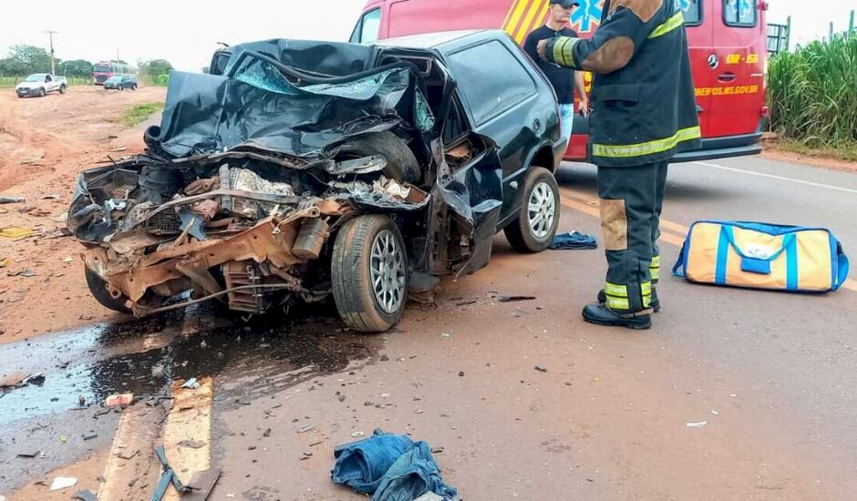 Homem fica gravemente ferido após bater carro contra caminhão