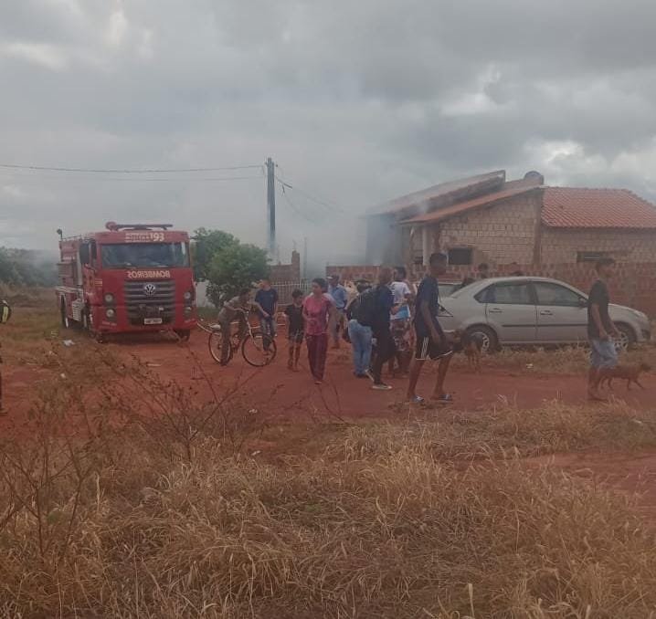 Ivinhema - Incêndio em material de reciclagem quase destrói residência