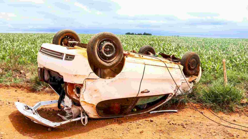 Idoso perde controle da direção e carro capota duas vezes em rodovia