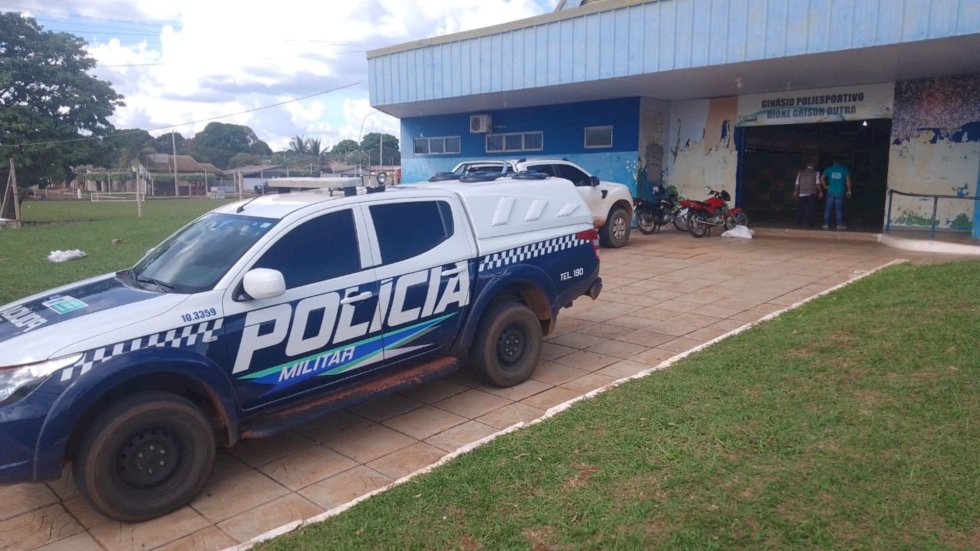 Professor de futebol e adolescentes são executados em frente a ginásio onde crianças treinavam