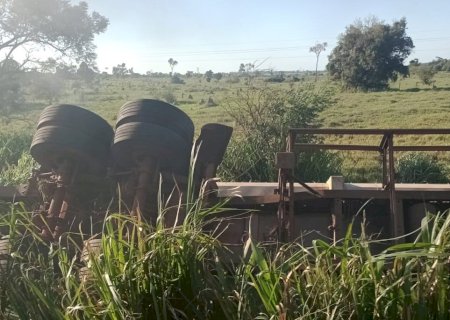 Carreta sai da pista tomba na MS-276 em frente a Fazenda Santa Ilidia