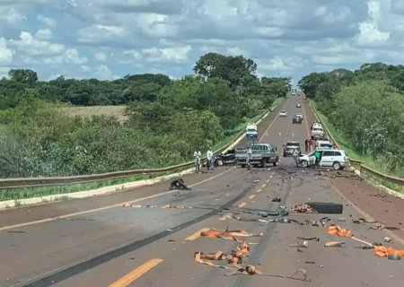 Acidente envolvendo dois carros e uma carreta deixa trânsito parado na BR-463