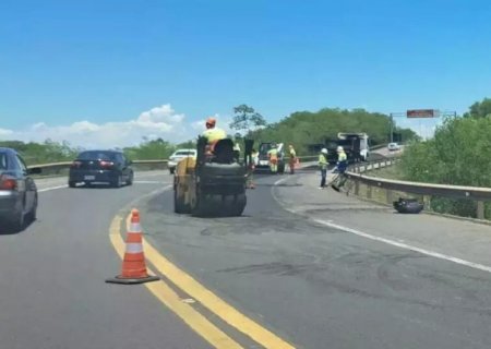 Motociclista fura 'pare e siga' em rodovia, atinge trator e morre