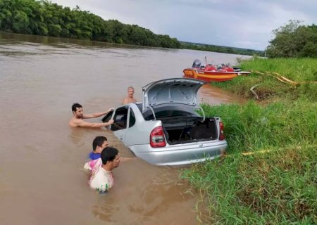 Perdido na cidade, motorista cai com carro em Rio