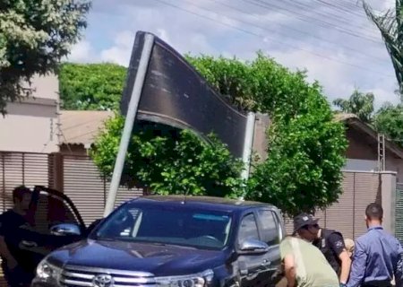 Mulher morre atropelada após tentar deter caminhonete desgovernada