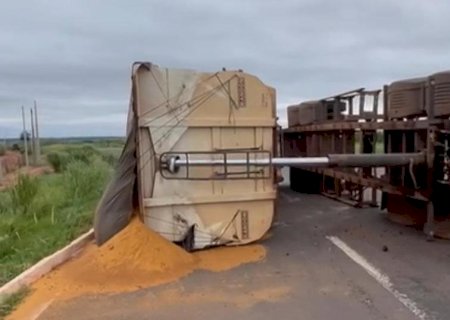Carreta com carga de farelo de milho tomba na MS-276 com a MS-480 em Anaurilândia