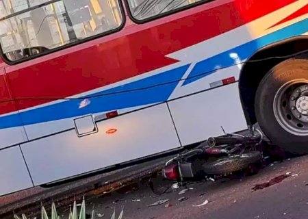 Motociclista morre ao colidir em ônibus; 2º caso da madrugada