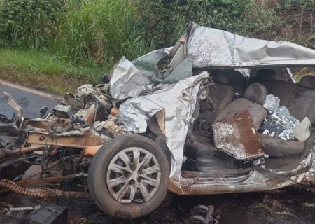 Acidente entre carreta e carro deixa uma vítima fatal na SP -613