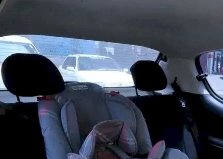 Bebê morre após ser esquecido dentro de carro