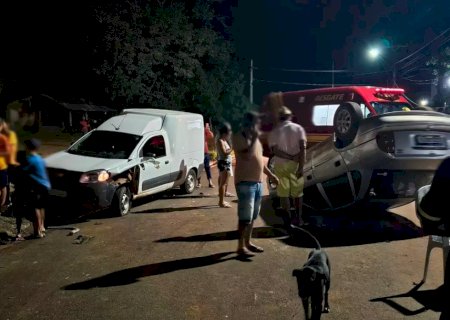 Grávida é encaminhada ao hospital após colisão com capotagem
