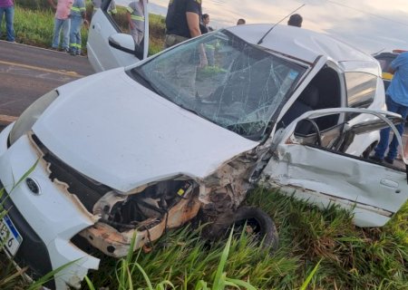Ivinhema - Acidente entre carreta e carro na BR 376 deixa uma vitima ferida