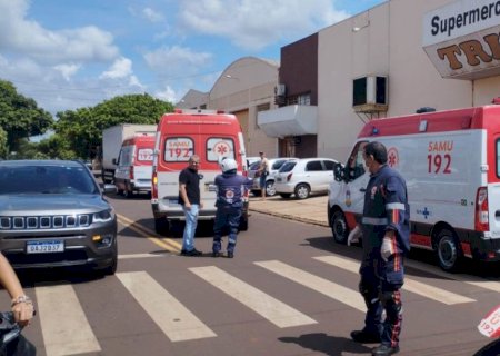 Motociclista atropela mulher e criança de 3 anos na faixa de pedestre