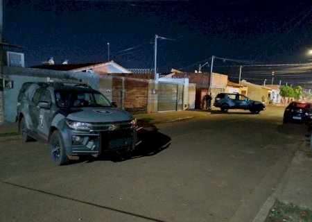 Antes de ser morto em confronto, suspeito fez família refém e deu coronhada em morador