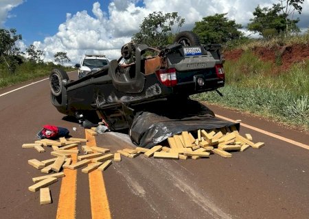 Motorista capota carro carregado com mais de 750 kg drogas e foge