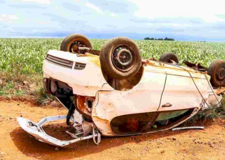 Idoso perde controle da direção e carro capota duas vezes em rodovia