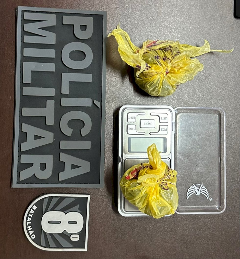 Ivinhema - Polícia Militar conduz adolescente para a delegacia por portar drogas