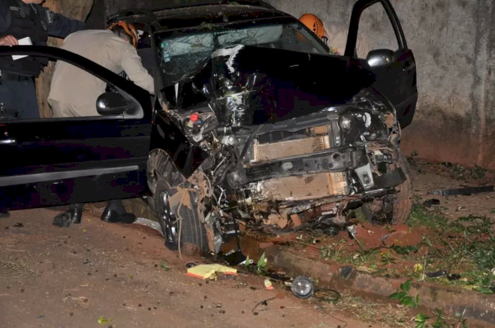 Carro fica destruído após colisão em árvore e motorista foi detido pela PM