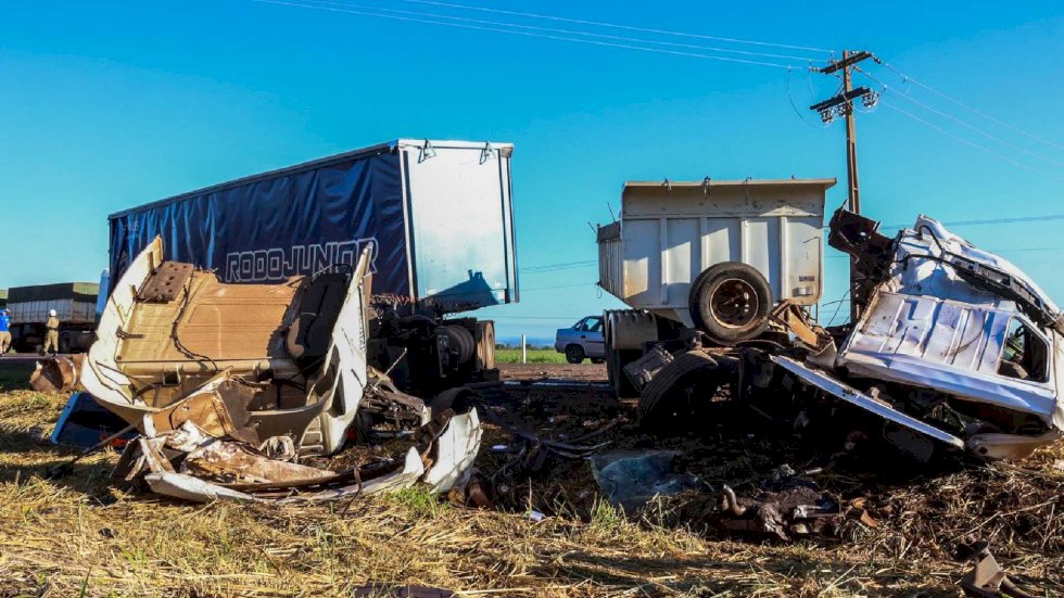 Motociclista morre em colisão com caminhão e carreta na BR-262