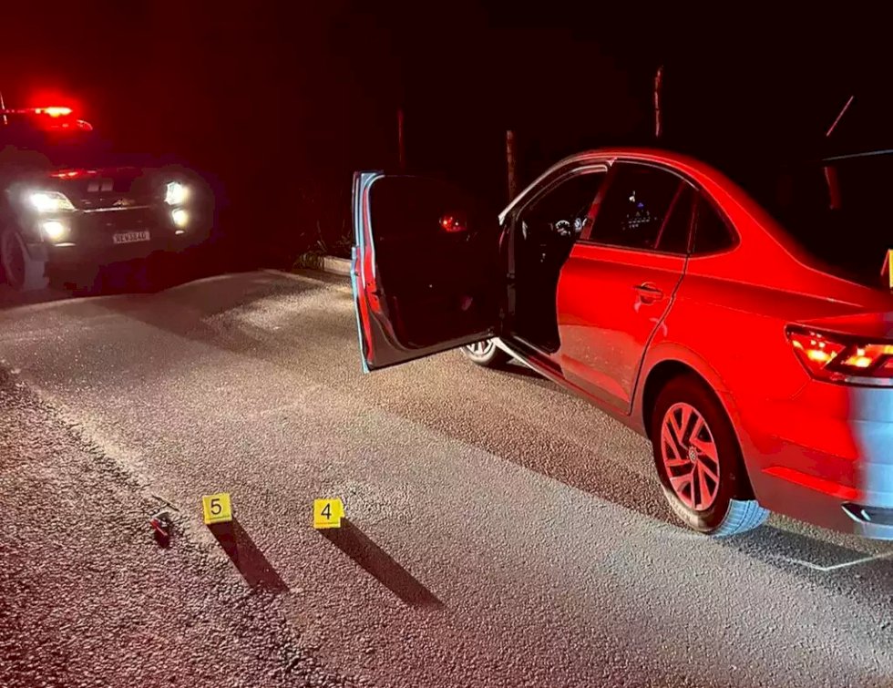Com carro roubado, 2 homens morrem a tiros pela PM