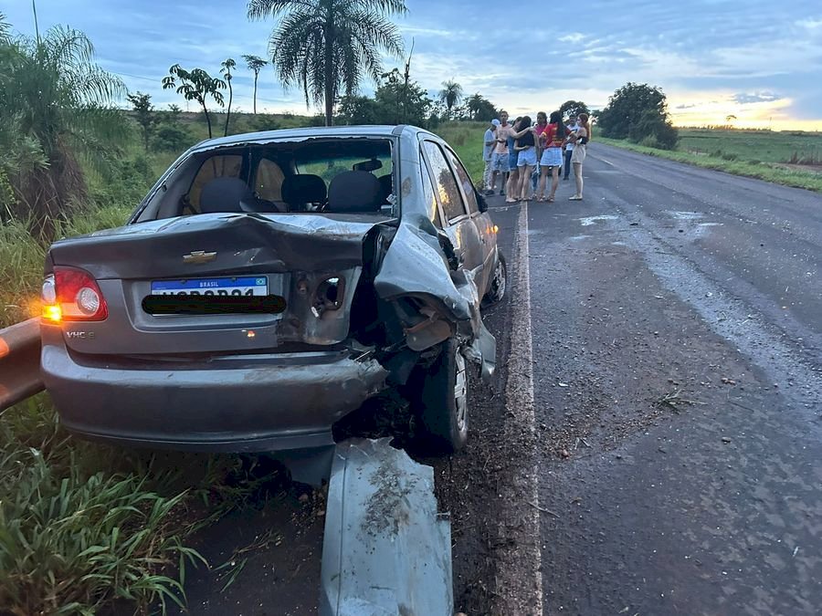 Ivinhema - Carro ocupado por residentes em Angélica e Ivinhema sofre aquaplanagem e bate em carreta