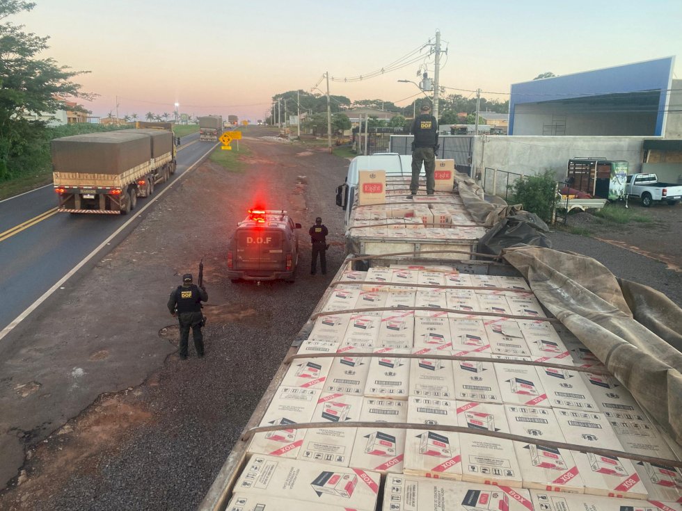 DOF apreende carreta bitrem carregada com carga milionária de cigarros contrabandeados