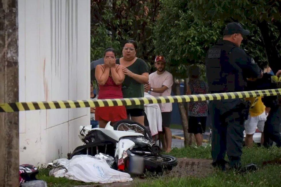 Morre motociclista que perdeu o controle em rotatória e bateu em muro