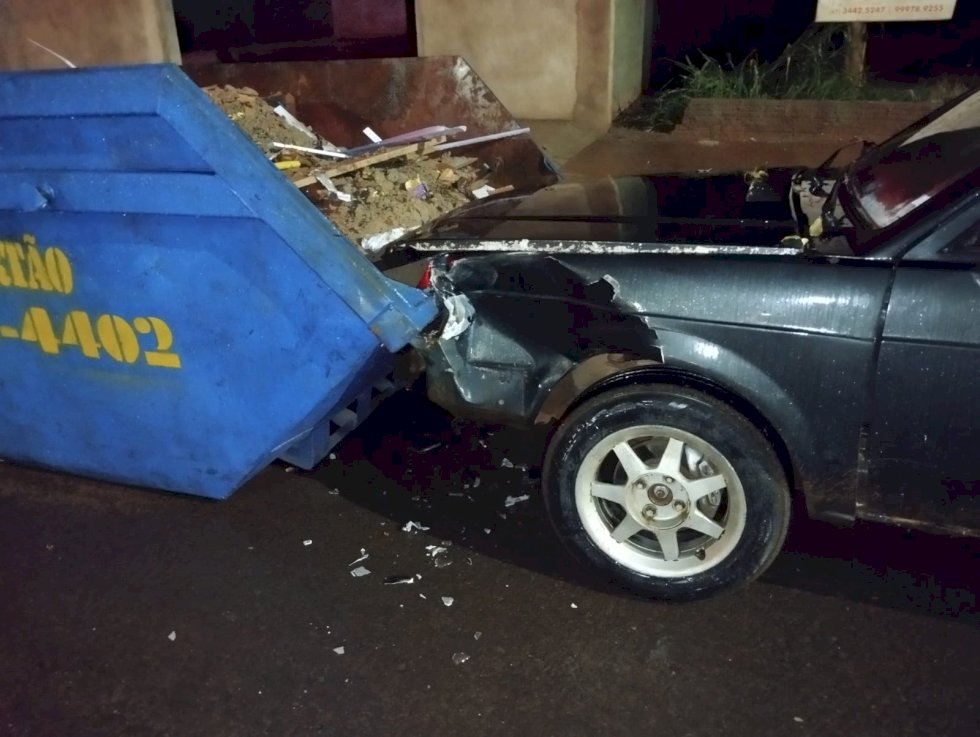 Ivinhema - Motorista colide em caçamba de entulhos
