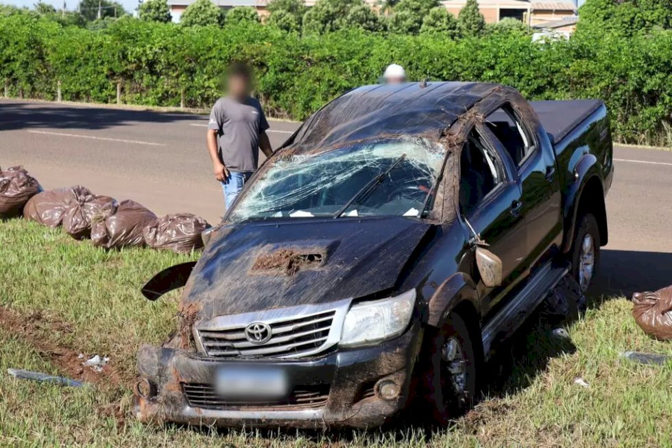 Hilux capota em avenida após condutora ser fechada por motorista de Corolla