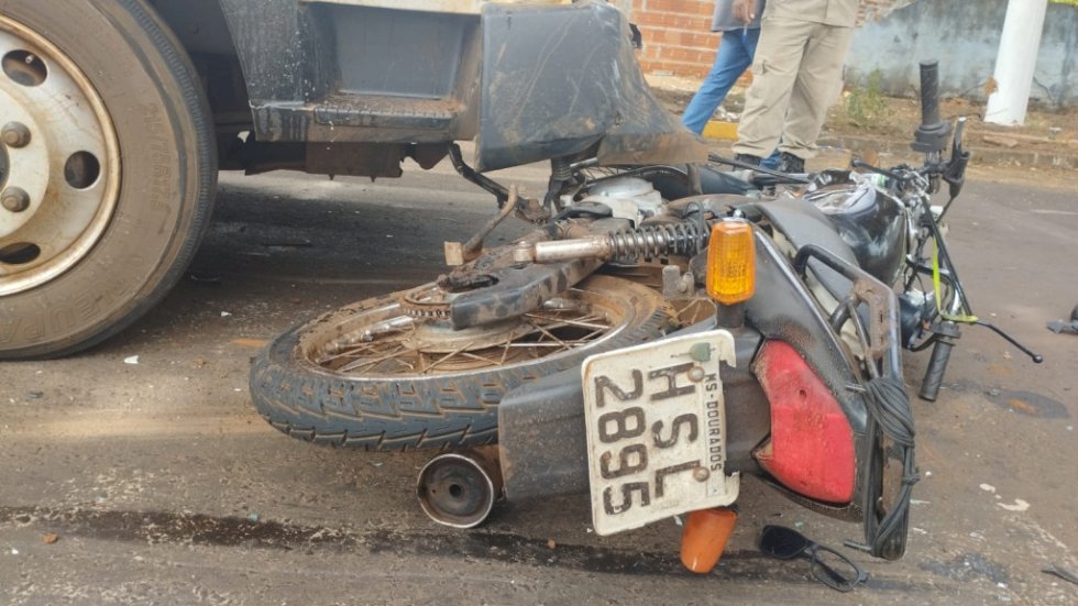 Motorista de caminhão invade preferencial e atropela motociclista que fica em estado gravíssimo