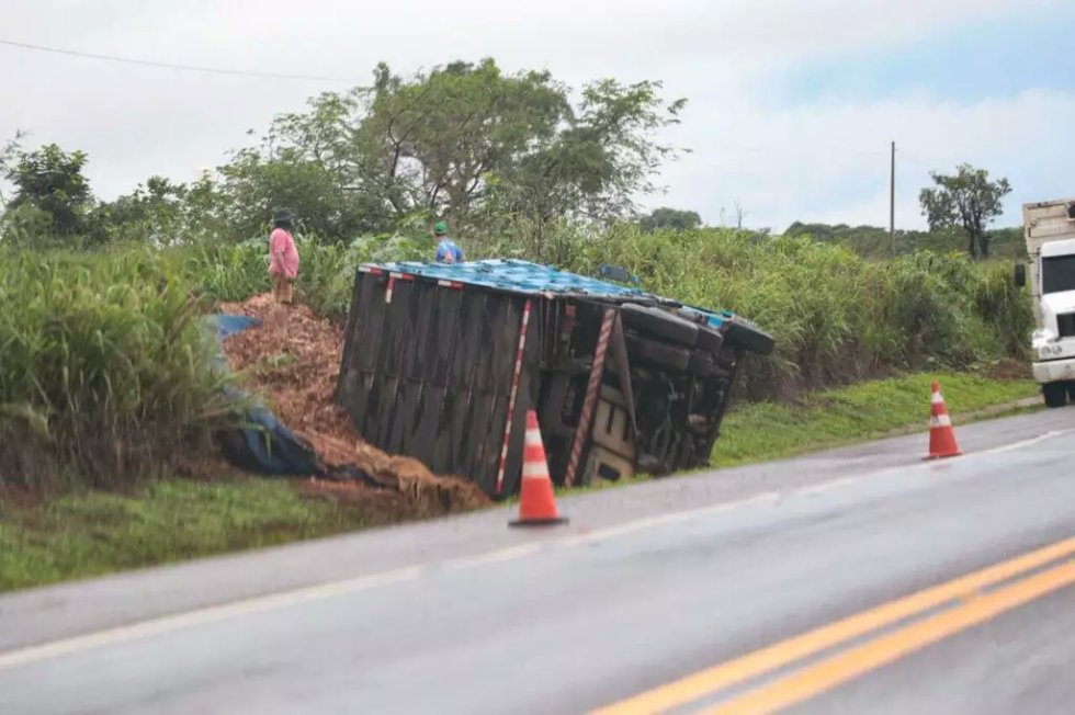 Motorista desvia de carro, atravessa a pista e tomba caminhão