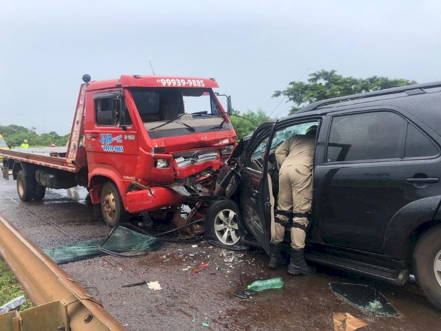 Dois ficam feridos em acidente entre SW4 e caminhão na BR-163 em Nova Alvorada do Sul