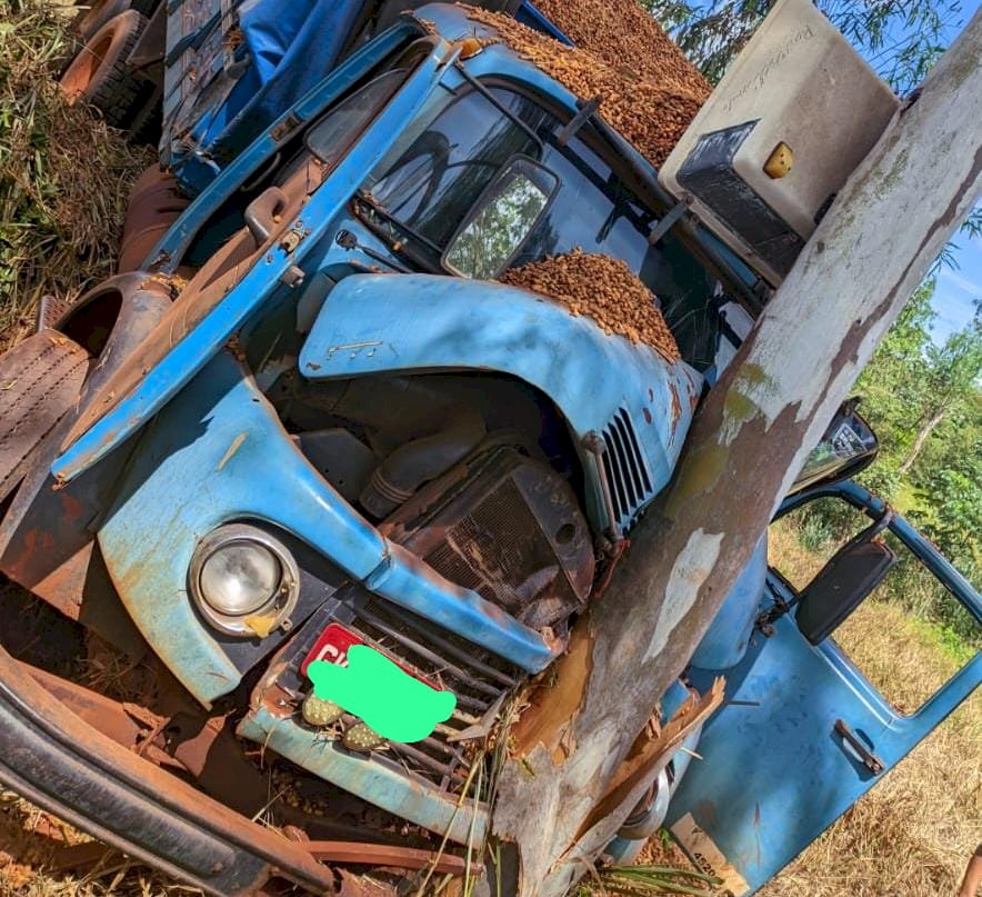 Dois acidentes movimentaram a região, um caminhão saí da pista na rodovia Novo Horizonte do Sul, um capotamento na BR 376 em Ivinhema