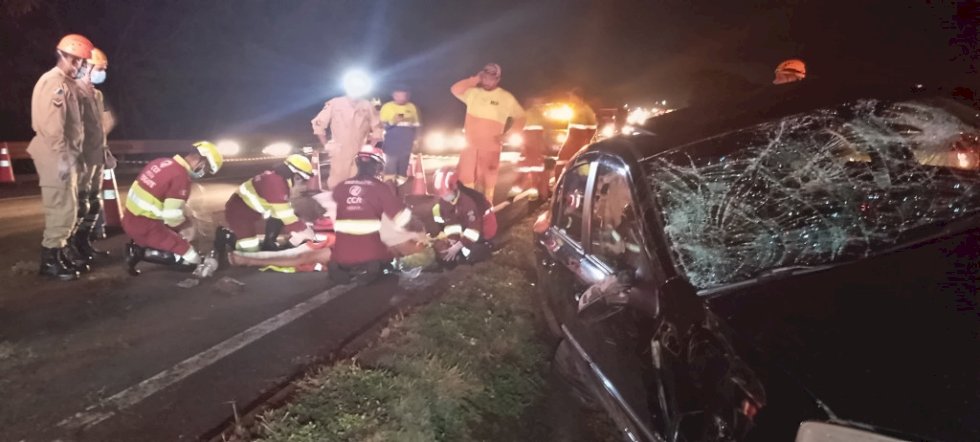 Trabalhador que estava retirando cone de rodovia é atropelado e tem pernas quebradas em Dourados