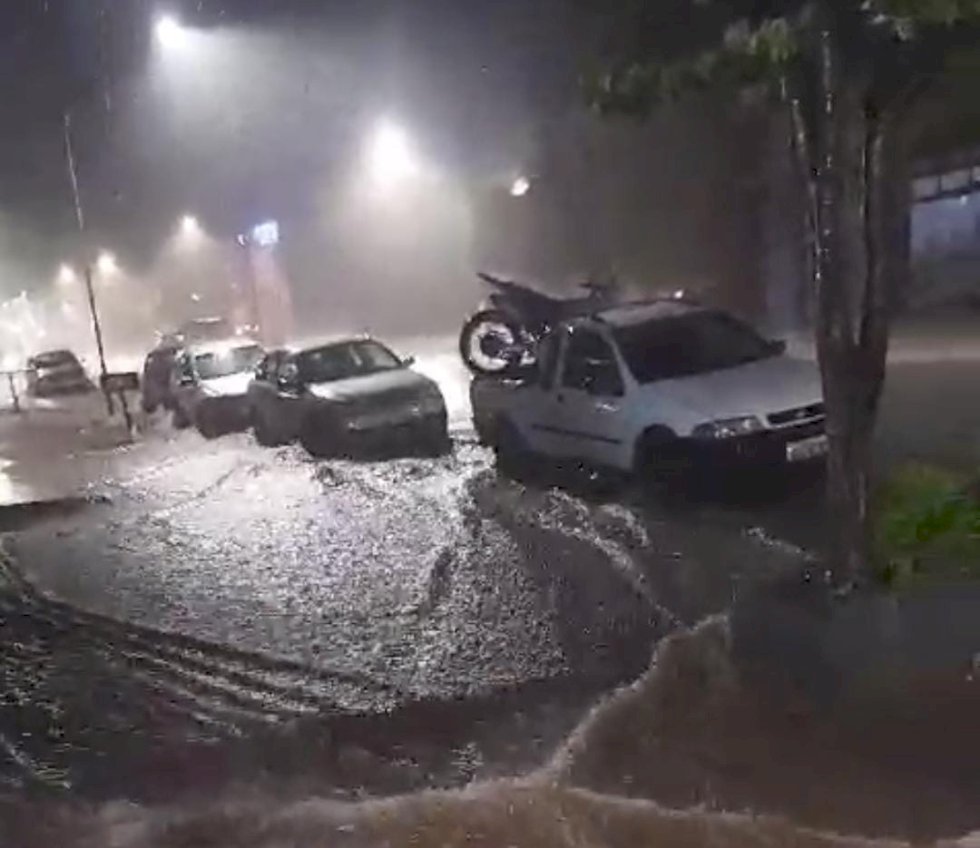 Ivinhema - Chuva forte deixa região central e bairros debaixo d’água