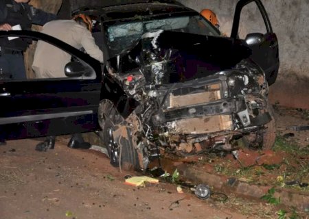 Carro fica destruído após colisão em árvore e motorista foi detido pela PM