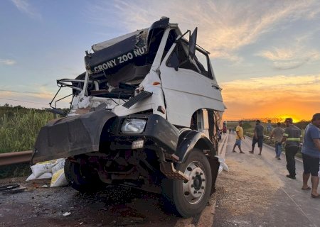 Motorista de caminhão fica ferido em colisão com carreta na MS-276 entre Batayporã e Anaurilândia