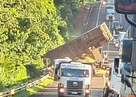 Acidente envolvendo carretas, caminhão e carro mata cinco pessoas na BR-163