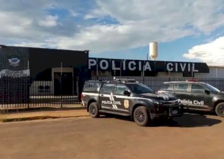 Mulher tenta roubar a arma de policial e depois ainda morde a perna dele para tentar escapar da prisão em MS