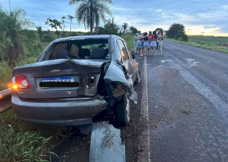 Ivinhema - Carro ocupado por residentes em Angélica e Ivinhema sofre aquaplanagem e bate em carreta