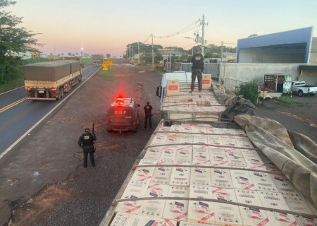 DOF apreende carreta bitrem carregada com carga milionária de cigarros contrabandeados