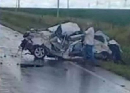 Motorista de 54 anos morre após perder controle de carro, capotar e bater de frente com caminhão