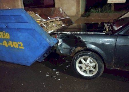 Ivinhema - Motorista colide em caçamba de entulhos