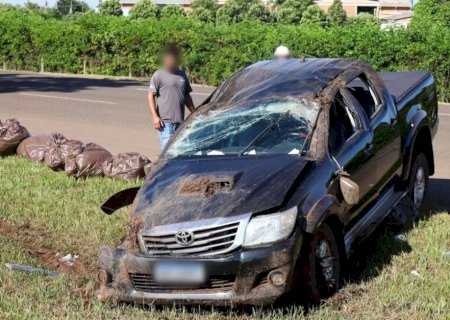 Hilux capota em avenida após condutora ser fechada por motorista de Corolla